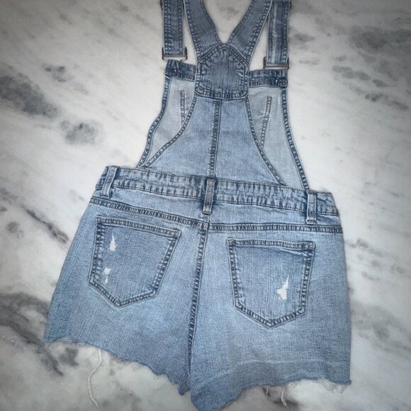Women's Juniors Blue Spice Distressed Jean Short Overalls Size 5 - Picture 2 of 4